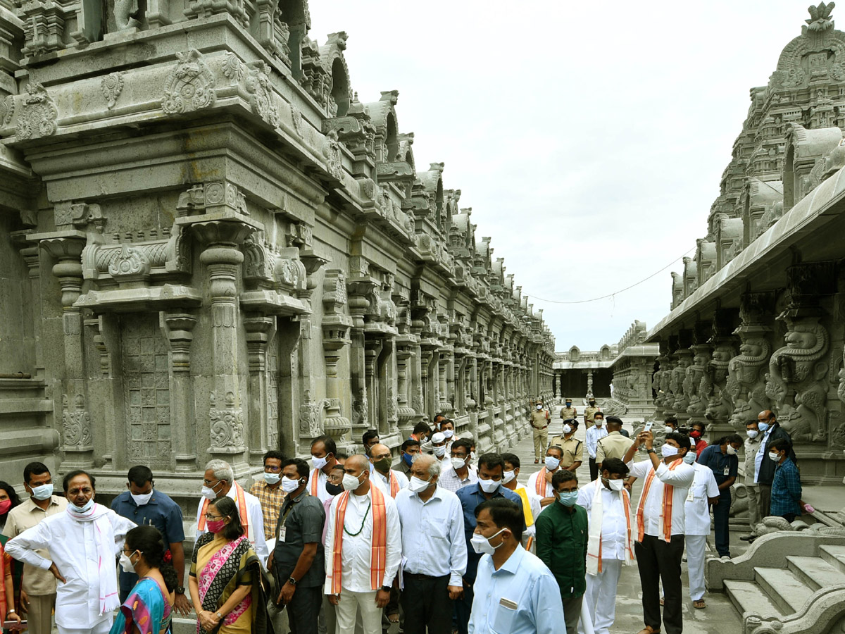 CM KCR visits Laxmi Narasimha swamy temple at Yadagirigutta - Sakshi12