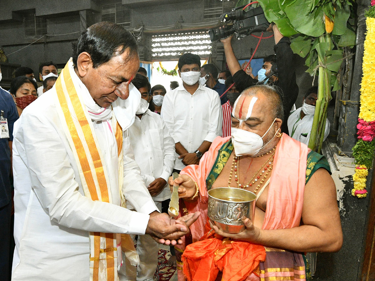 CM KCR visits Laxmi Narasimha swamy temple at Yadagirigutta - Sakshi13