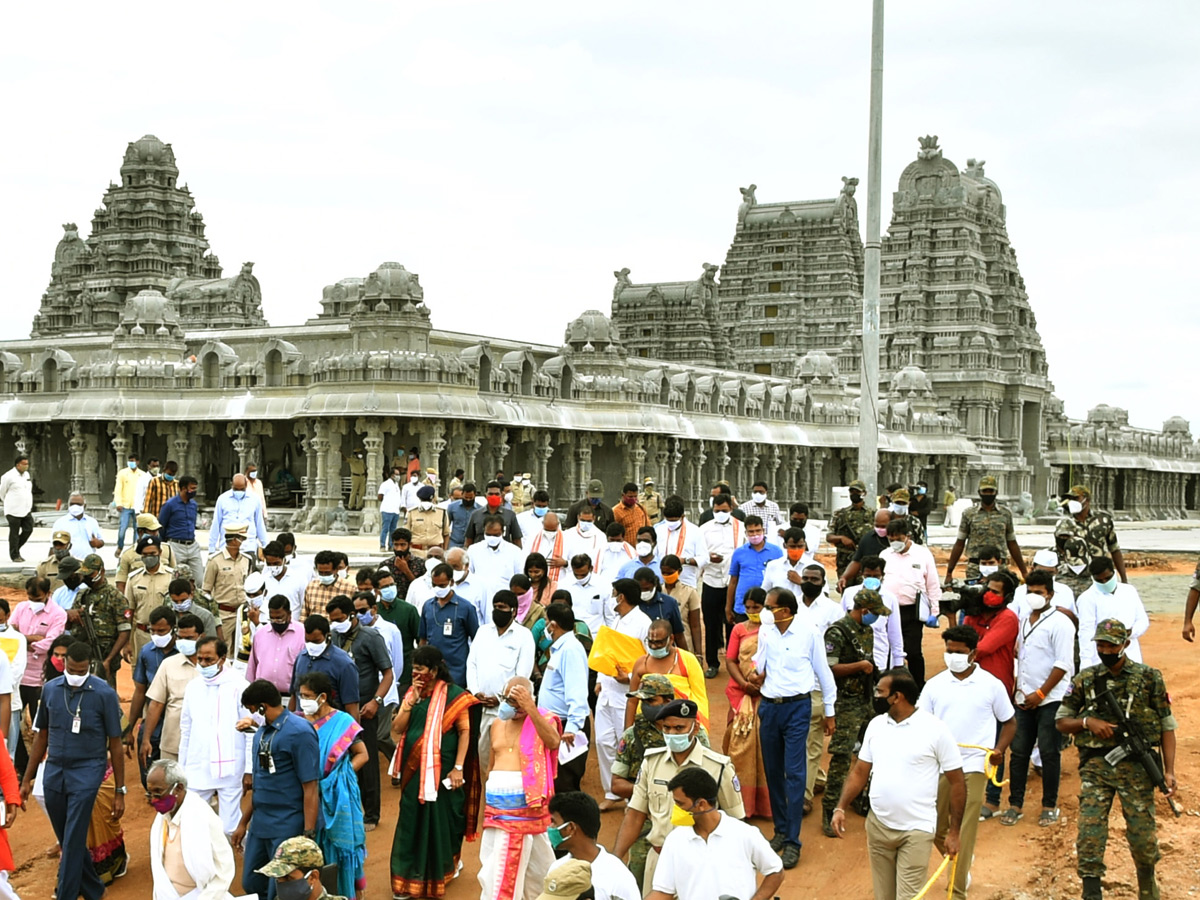 CM KCR visits Laxmi Narasimha swamy temple at Yadagirigutta - Sakshi14