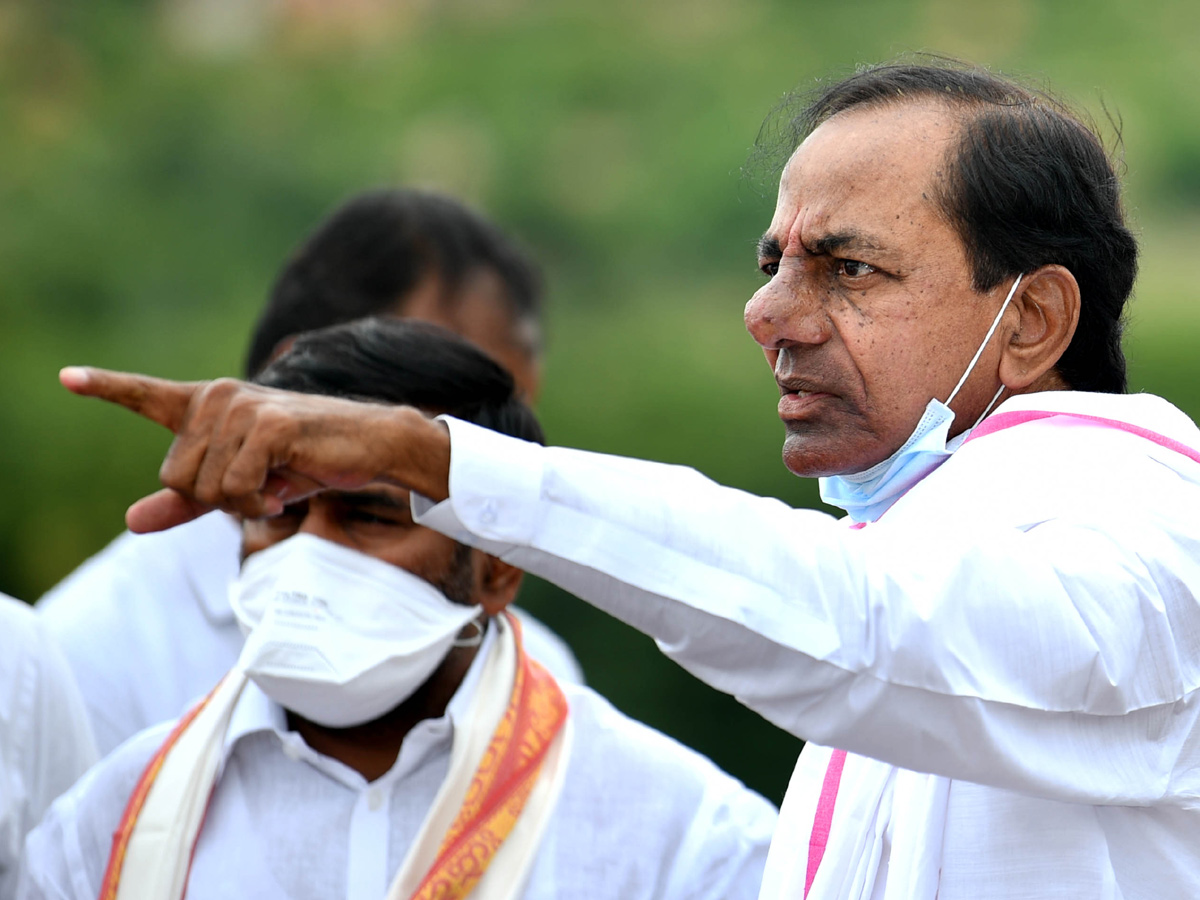 CM KCR visits Laxmi Narasimha swamy temple at Yadagirigutta - Sakshi15