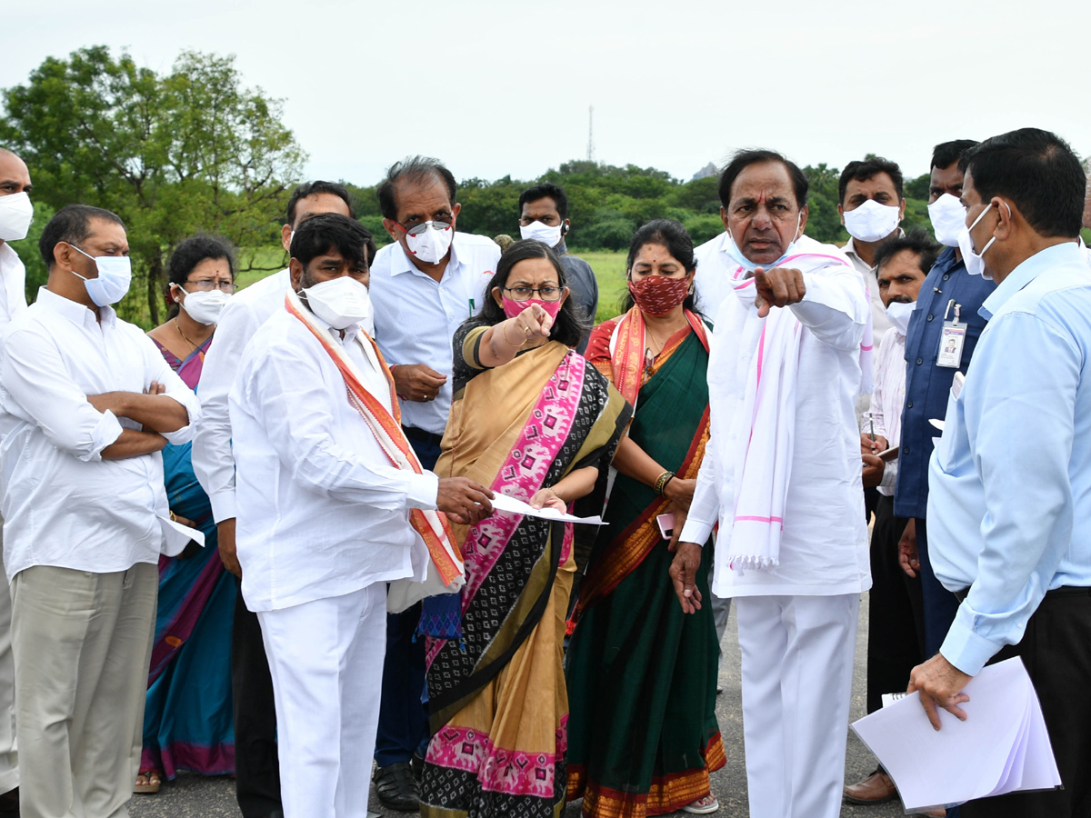 CM KCR visits Laxmi Narasimha swamy temple at Yadagirigutta - Sakshi16