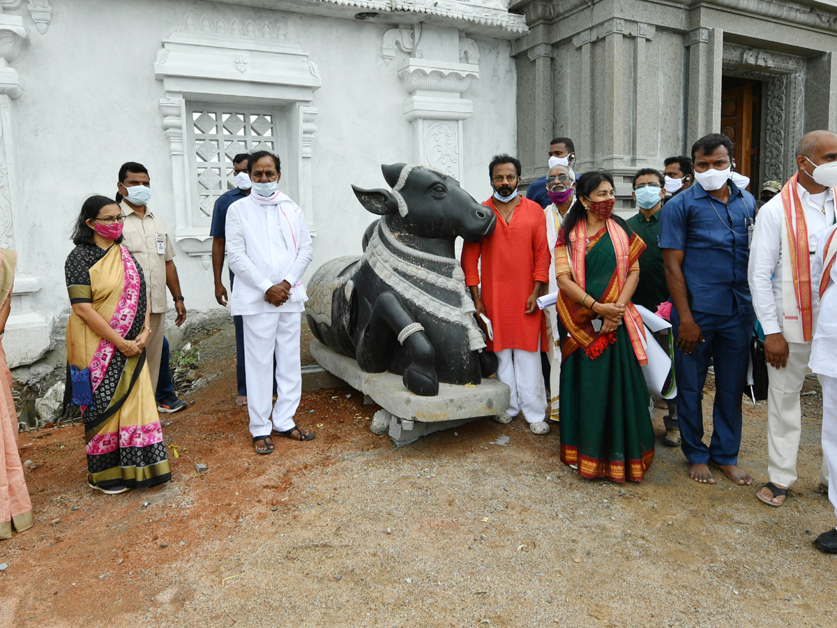 CM KCR visits Laxmi Narasimha swamy temple at Yadagirigutta - Sakshi17