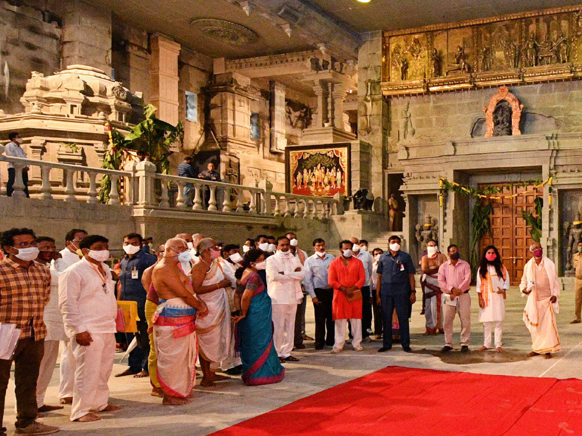 CM KCR visits Laxmi Narasimha swamy temple at Yadagirigutta - Sakshi18