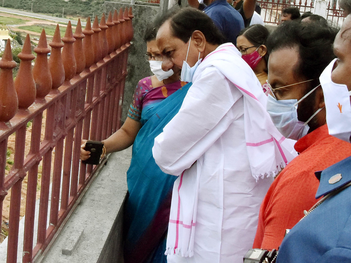 CM KCR visits Laxmi Narasimha swamy temple at Yadagirigutta - Sakshi19