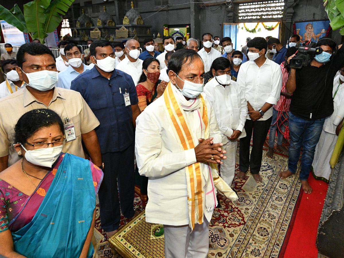 CM KCR visits Laxmi Narasimha swamy temple at Yadagirigutta - Sakshi2