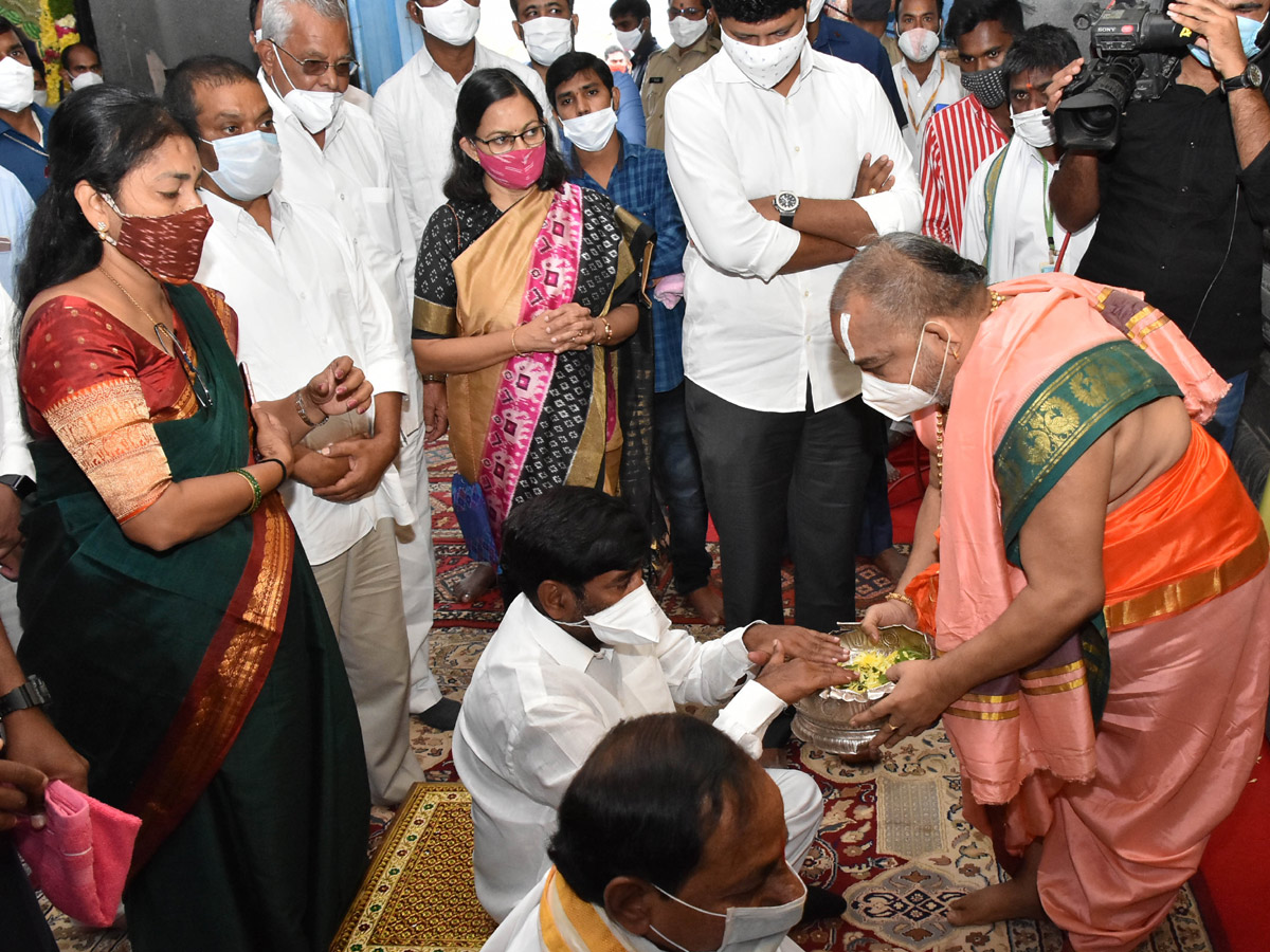 CM KCR visits Laxmi Narasimha swamy temple at Yadagirigutta - Sakshi20