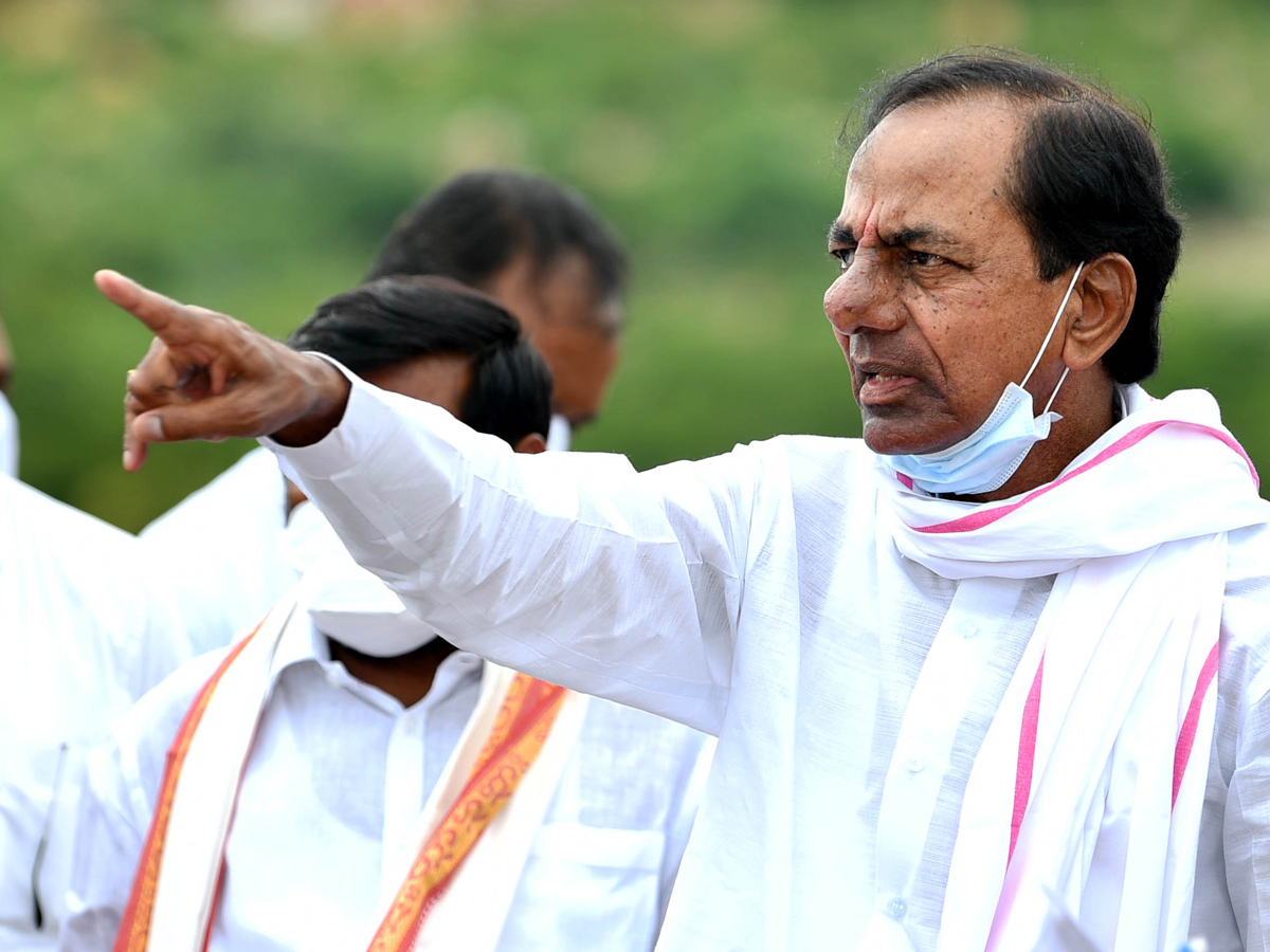 CM KCR visits Laxmi Narasimha swamy temple at Yadagirigutta - Sakshi21