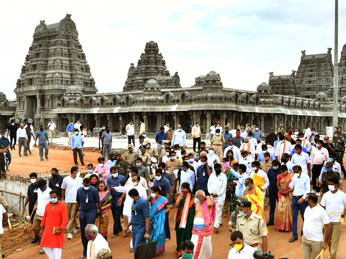 CM KCR visits Laxmi Narasimha swamy temple at Yadagirigutta - Sakshi22