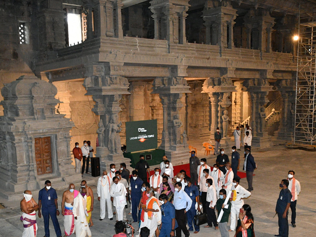 CM KCR visits Laxmi Narasimha swamy temple at Yadagirigutta - Sakshi23