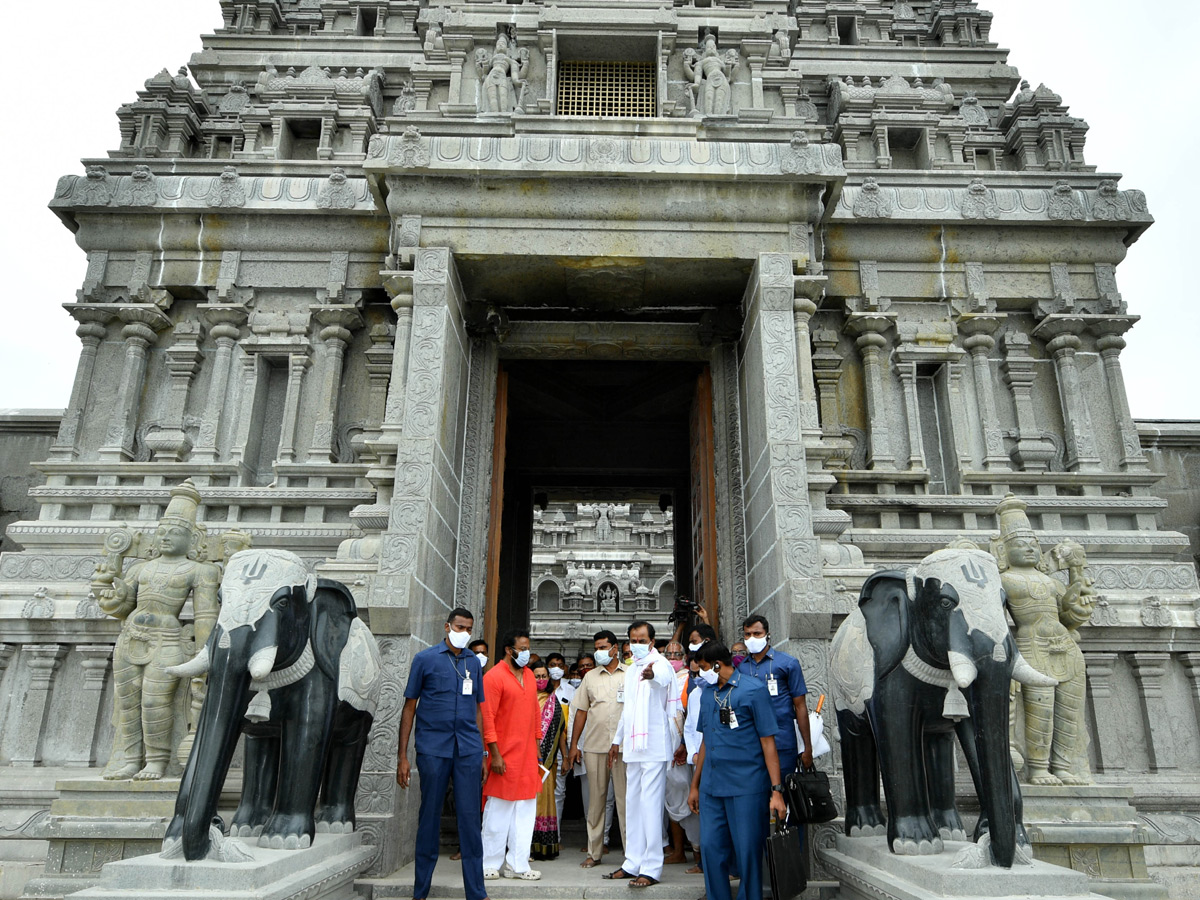 CM KCR visits Laxmi Narasimha swamy temple at Yadagirigutta - Sakshi24