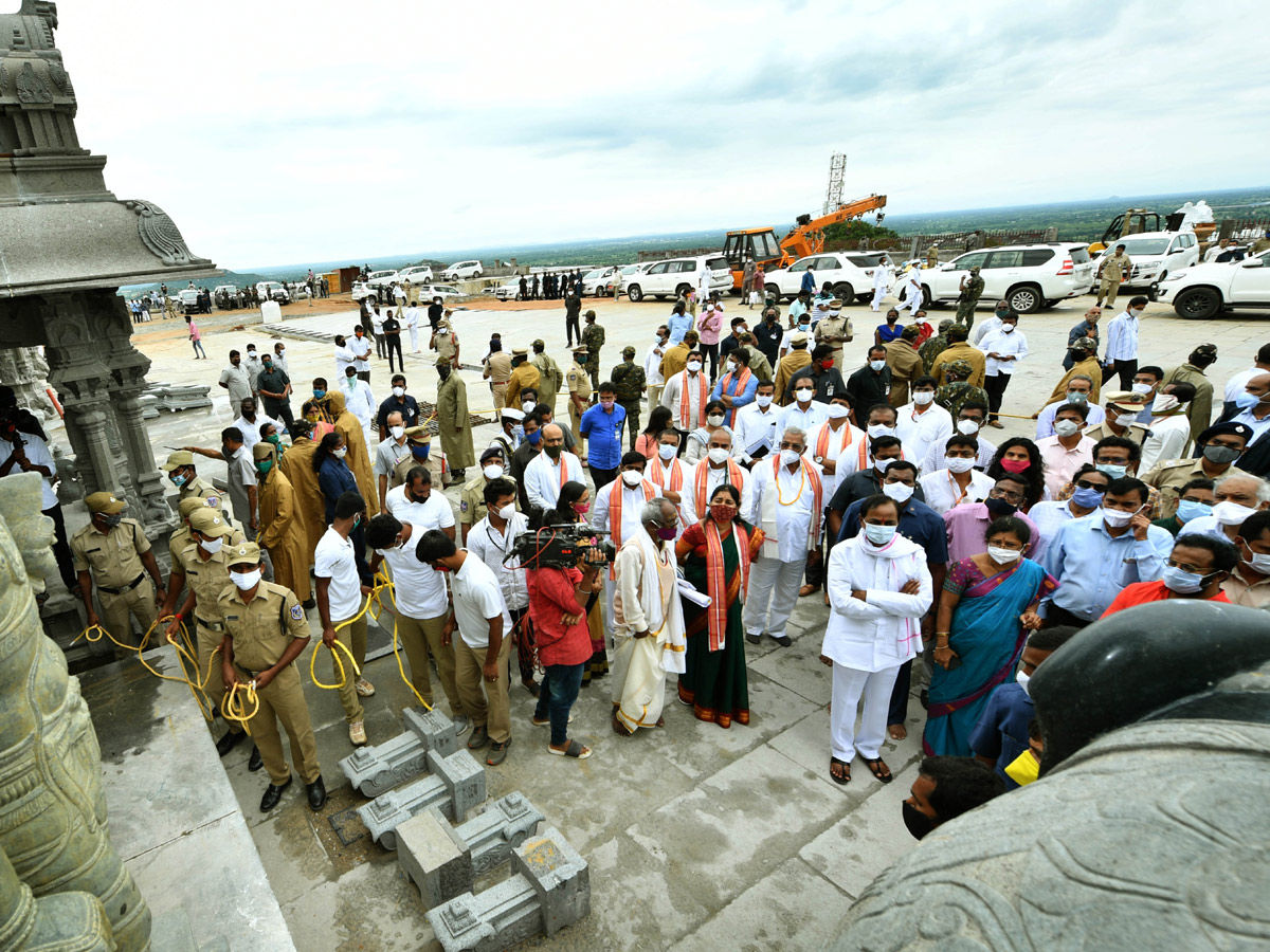 CM KCR visits Laxmi Narasimha swamy temple at Yadagirigutta - Sakshi25