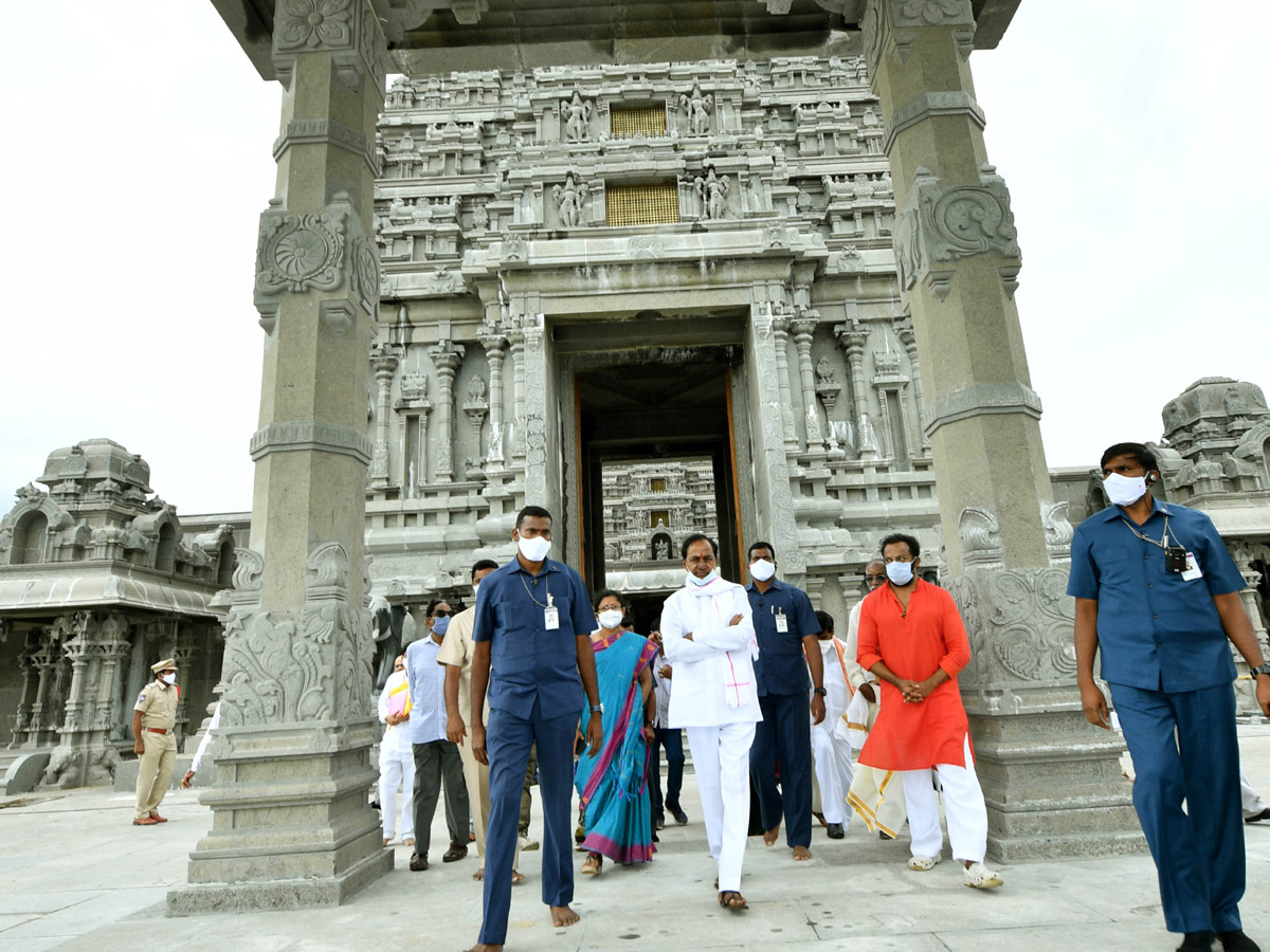 CM KCR visits Laxmi Narasimha swamy temple at Yadagirigutta - Sakshi26