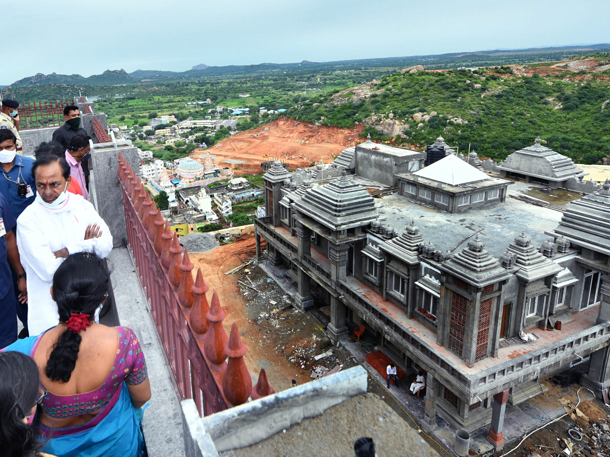 CM KCR visits Laxmi Narasimha swamy temple at Yadagirigutta - Sakshi27