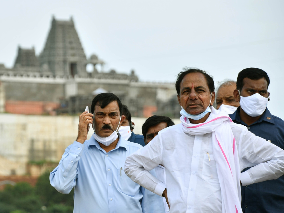 CM KCR visits Laxmi Narasimha swamy temple at Yadagirigutta - Sakshi28