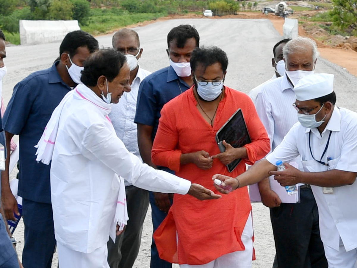 CM KCR visits Laxmi Narasimha swamy temple at Yadagirigutta - Sakshi29