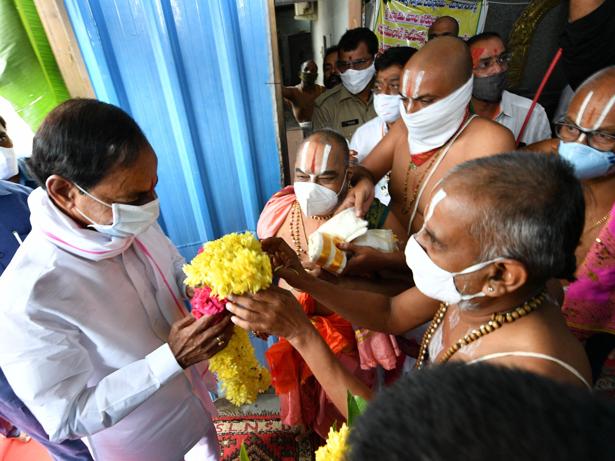 CM KCR visits Laxmi Narasimha swamy temple at Yadagirigutta - Sakshi3