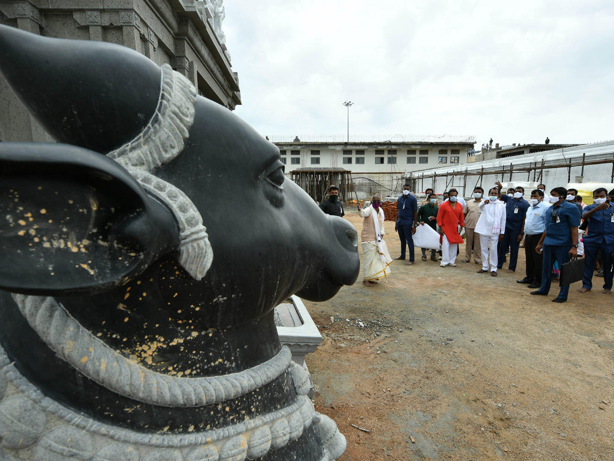 CM KCR visits Laxmi Narasimha swamy temple at Yadagirigutta - Sakshi30