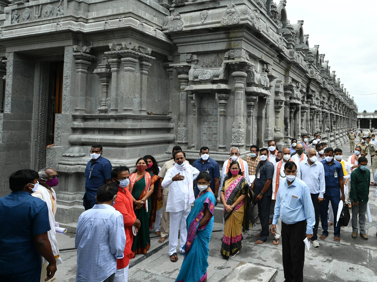 CM KCR visits Laxmi Narasimha swamy temple at Yadagirigutta - Sakshi31