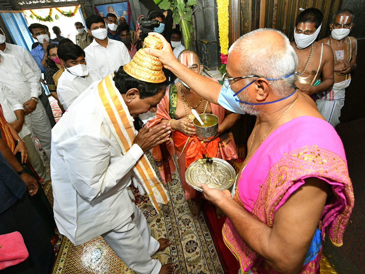 CM KCR visits Laxmi Narasimha swamy temple at Yadagirigutta - Sakshi32