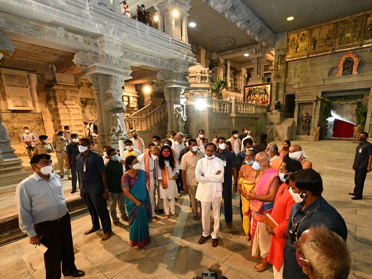 CM KCR visits Laxmi Narasimha swamy temple at Yadagirigutta - Sakshi33