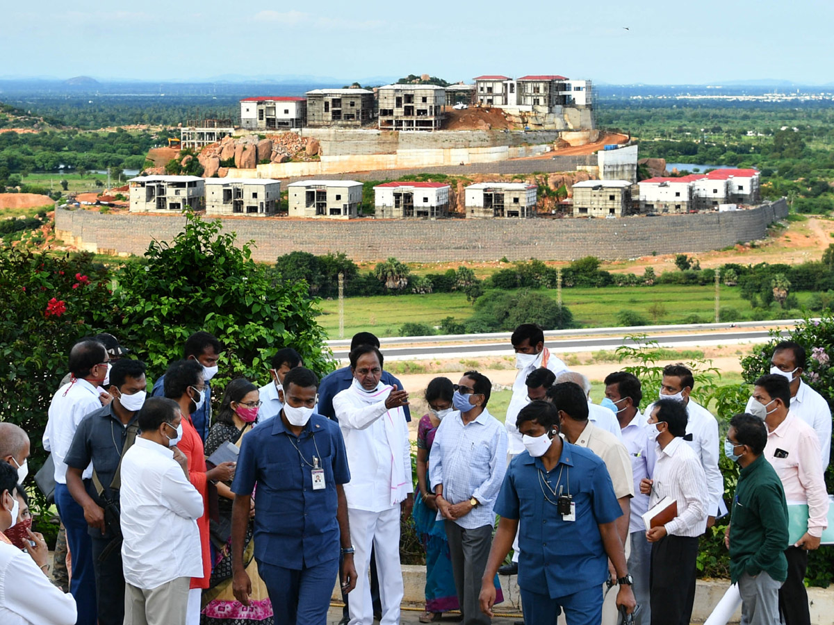 CM KCR visits Laxmi Narasimha swamy temple at Yadagirigutta - Sakshi34