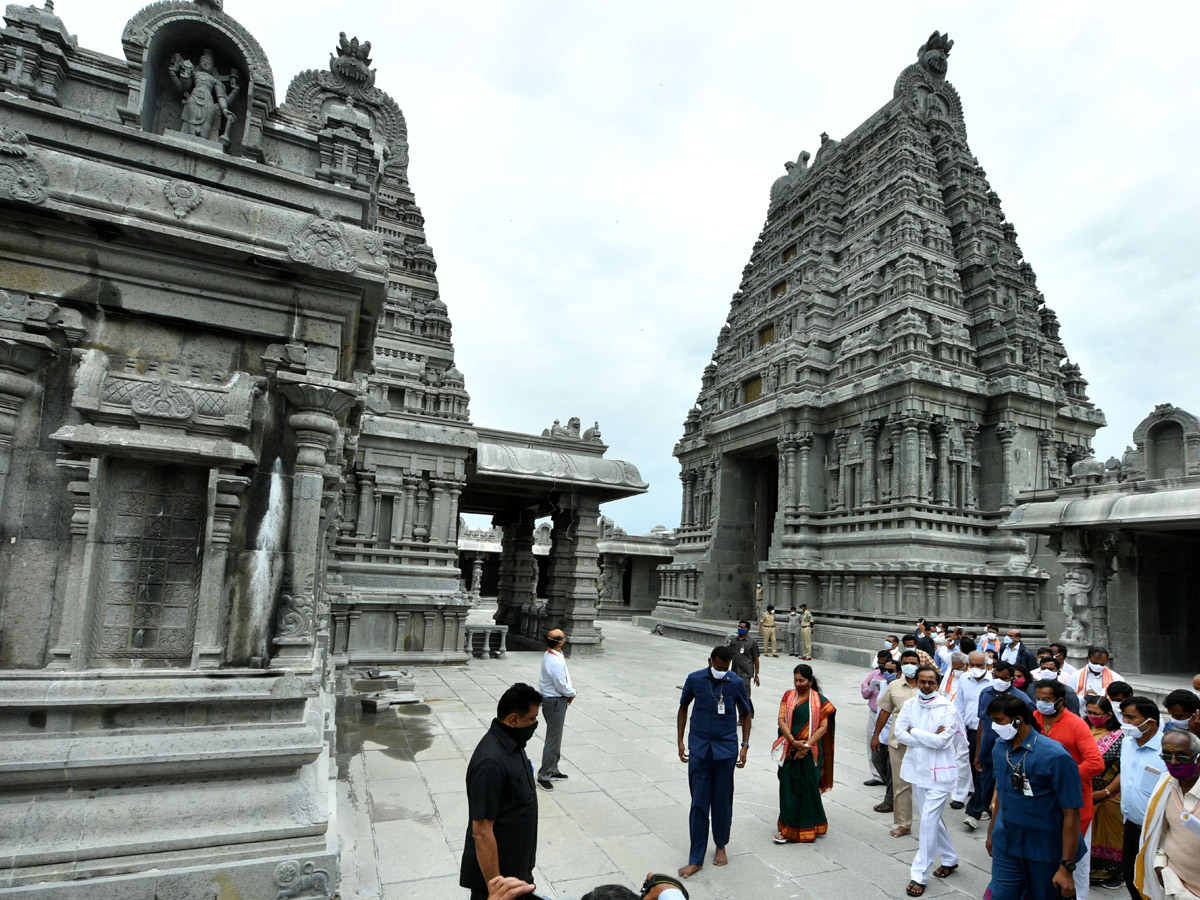 CM KCR visits Laxmi Narasimha swamy temple at Yadagirigutta - Sakshi35