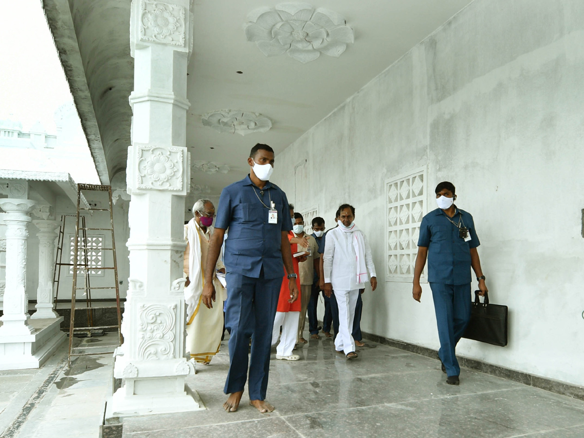 CM KCR visits Laxmi Narasimha swamy temple at Yadagirigutta - Sakshi36