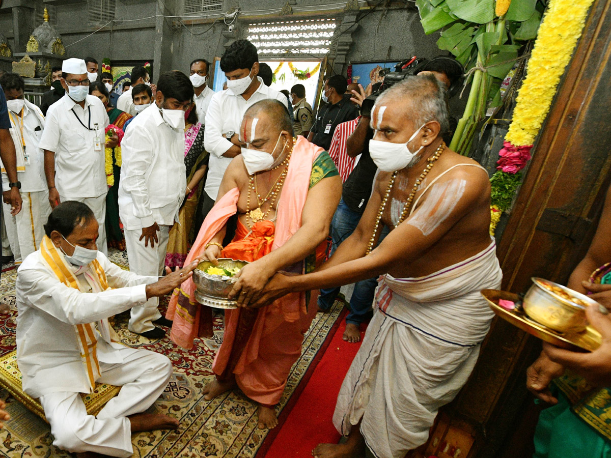 CM KCR visits Laxmi Narasimha swamy temple at Yadagirigutta - Sakshi4