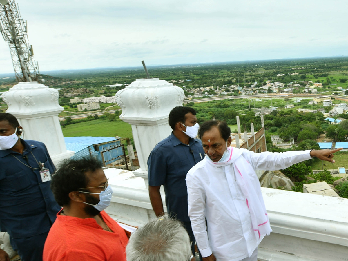 CM KCR visits Laxmi Narasimha swamy temple at Yadagirigutta - Sakshi38