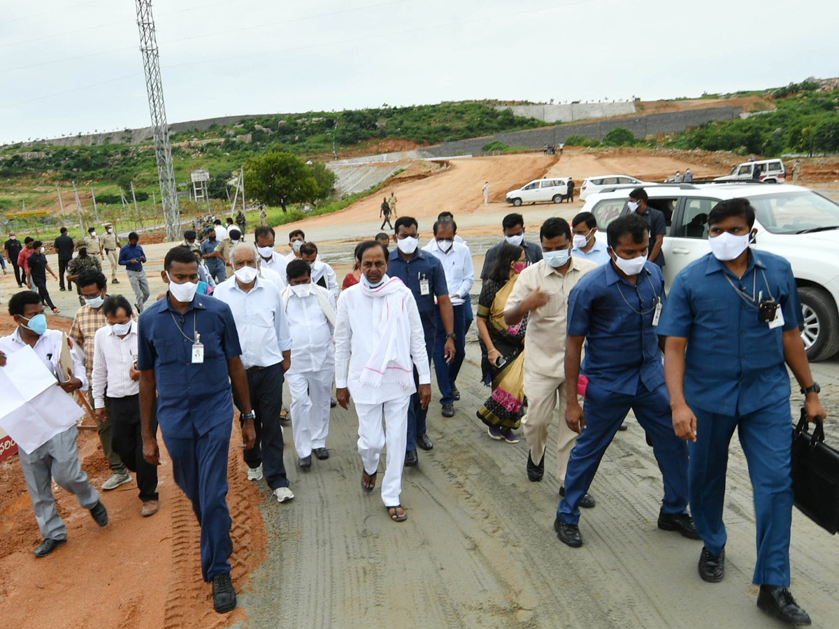 CM KCR visits Laxmi Narasimha swamy temple at Yadagirigutta - Sakshi39