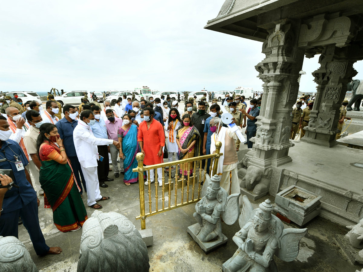 CM KCR visits Laxmi Narasimha swamy temple at Yadagirigutta - Sakshi40