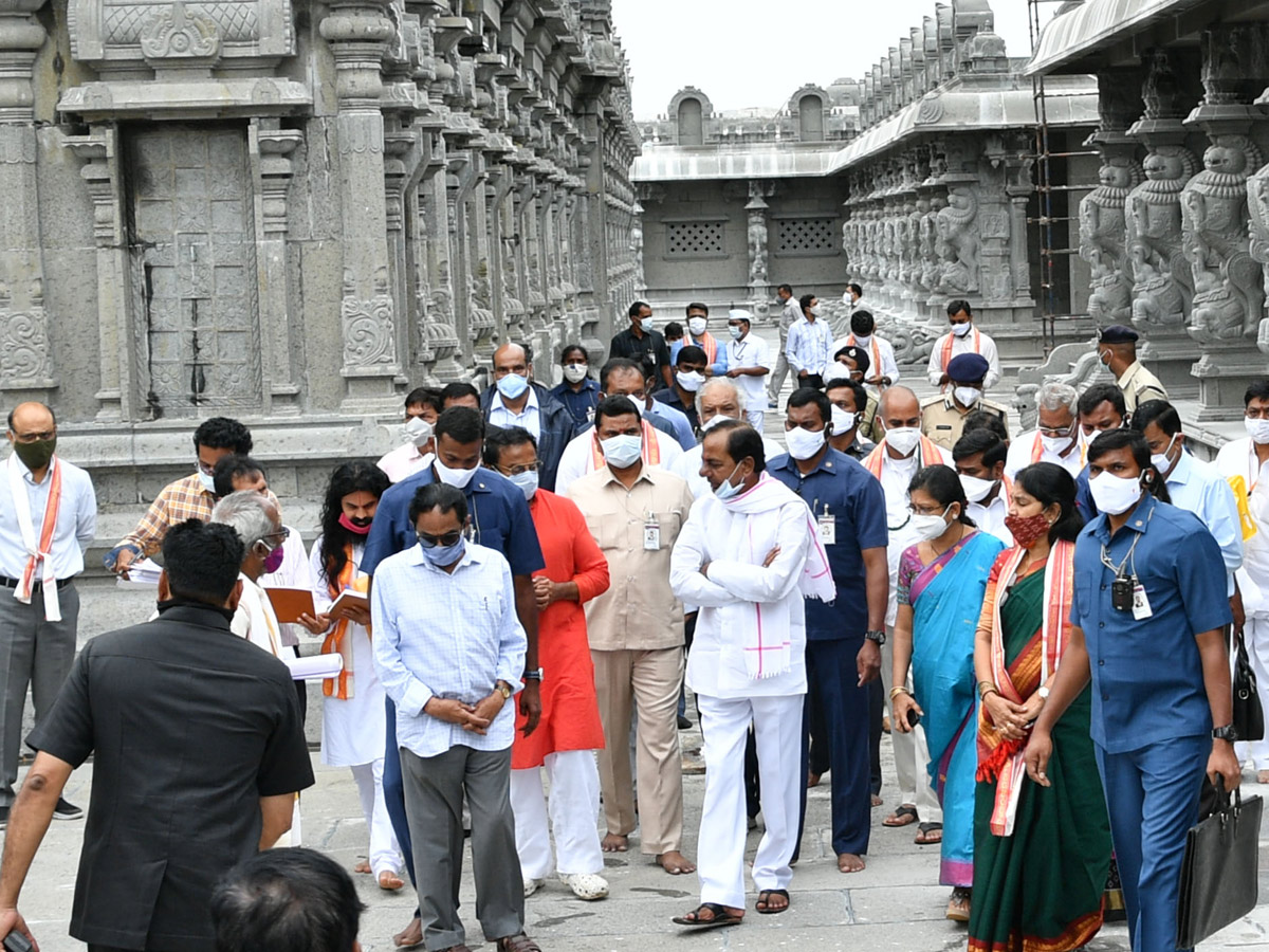 CM KCR visits Laxmi Narasimha swamy temple at Yadagirigutta - Sakshi41