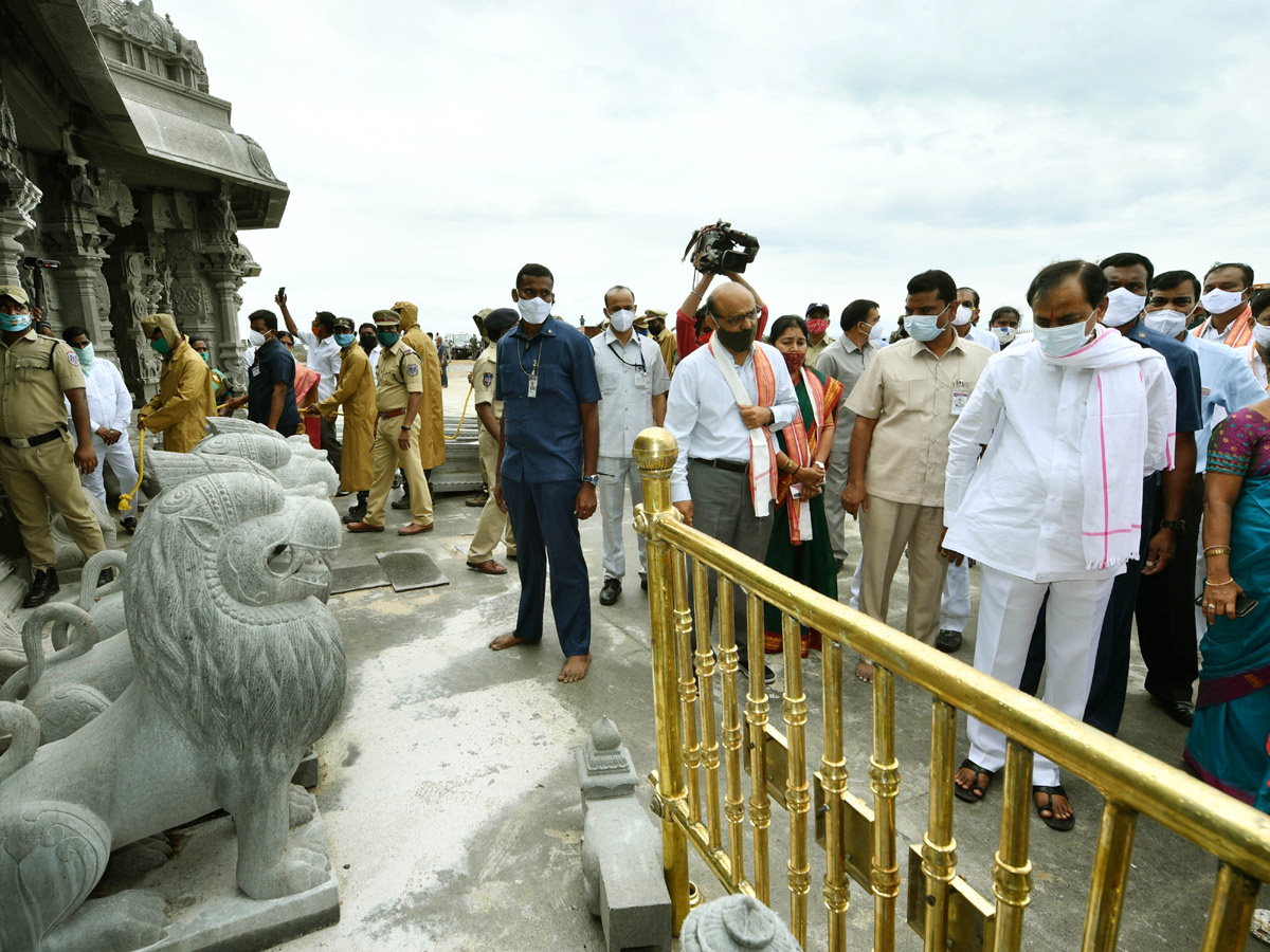 CM KCR visits Laxmi Narasimha swamy temple at Yadagirigutta - Sakshi42