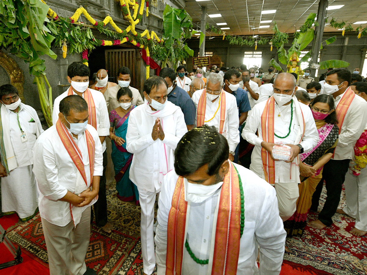 CM KCR visits Laxmi Narasimha swamy temple at Yadagirigutta - Sakshi43