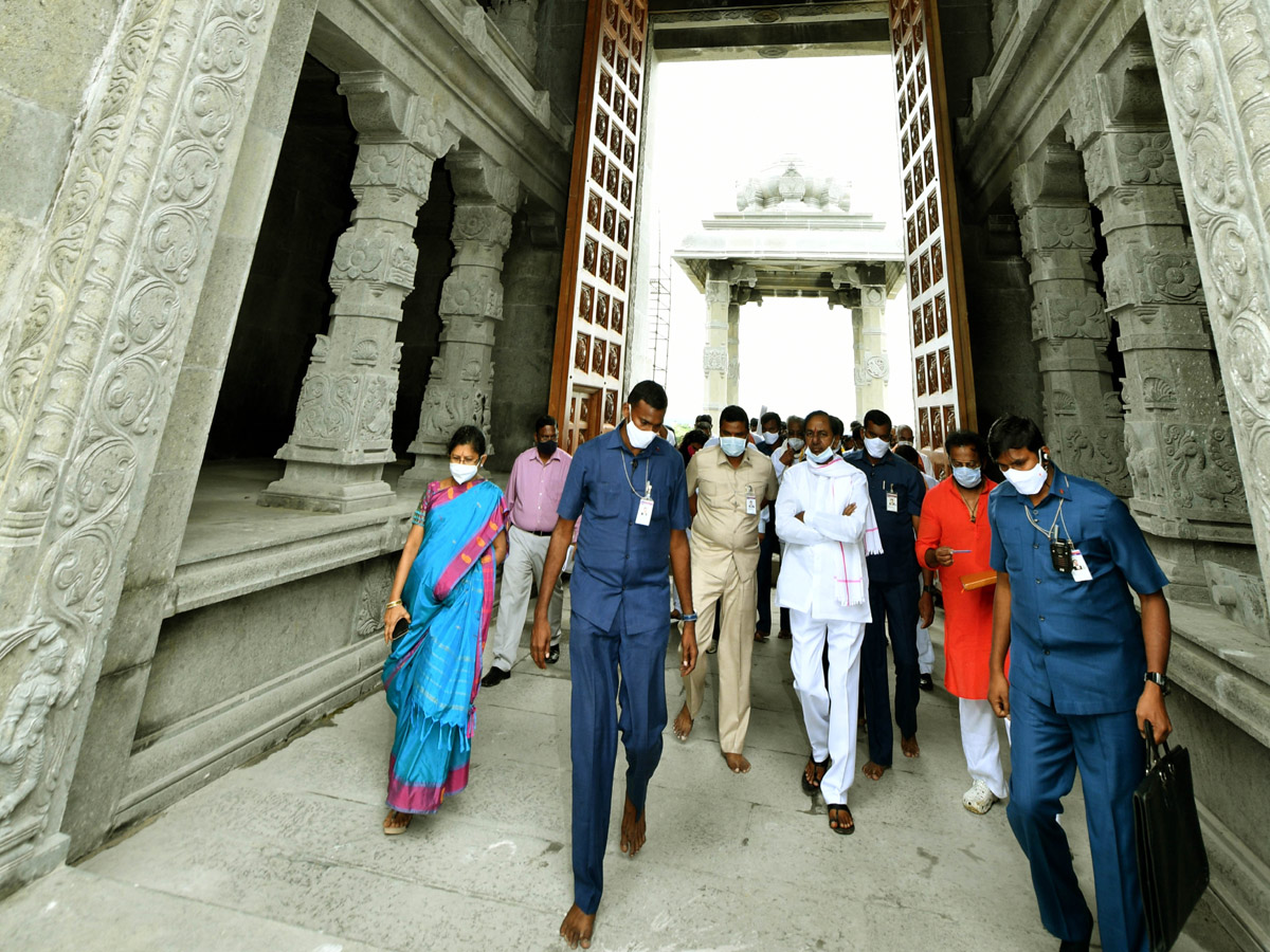 CM KCR visits Laxmi Narasimha swamy temple at Yadagirigutta - Sakshi44