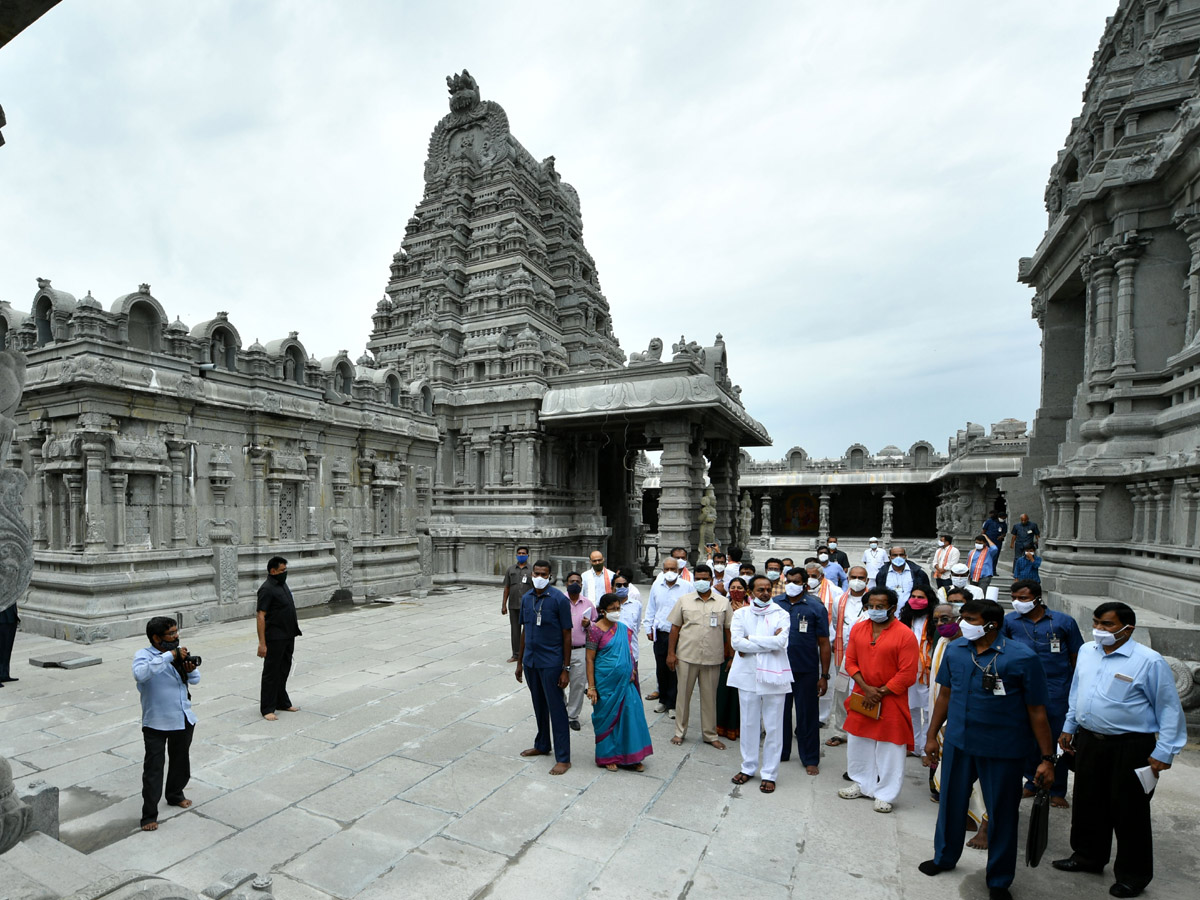 CM KCR visits Laxmi Narasimha swamy temple at Yadagirigutta - Sakshi45