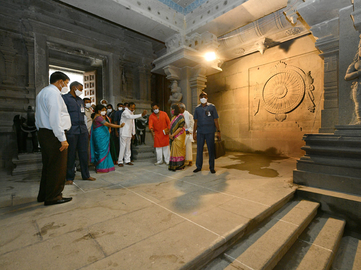 CM KCR visits Laxmi Narasimha swamy temple at Yadagirigutta - Sakshi46