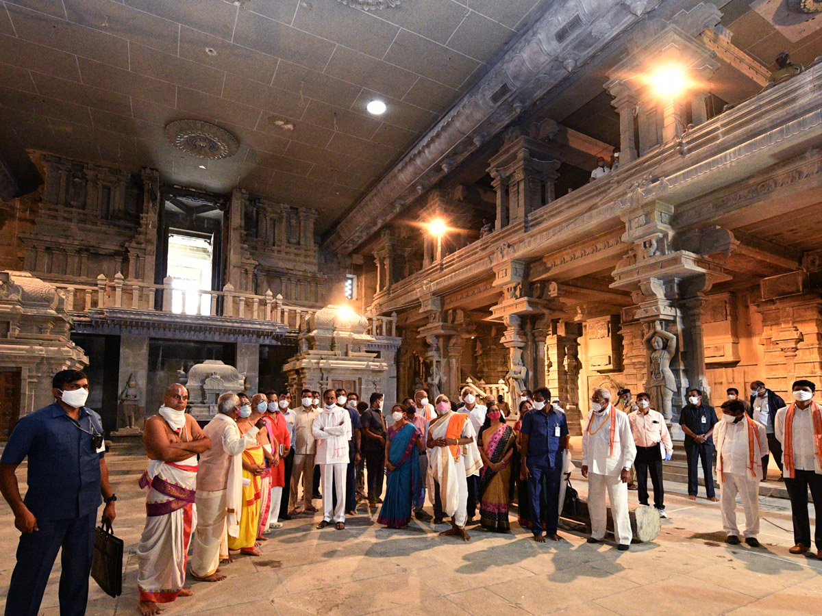 CM KCR visits Laxmi Narasimha swamy temple at Yadagirigutta - Sakshi47