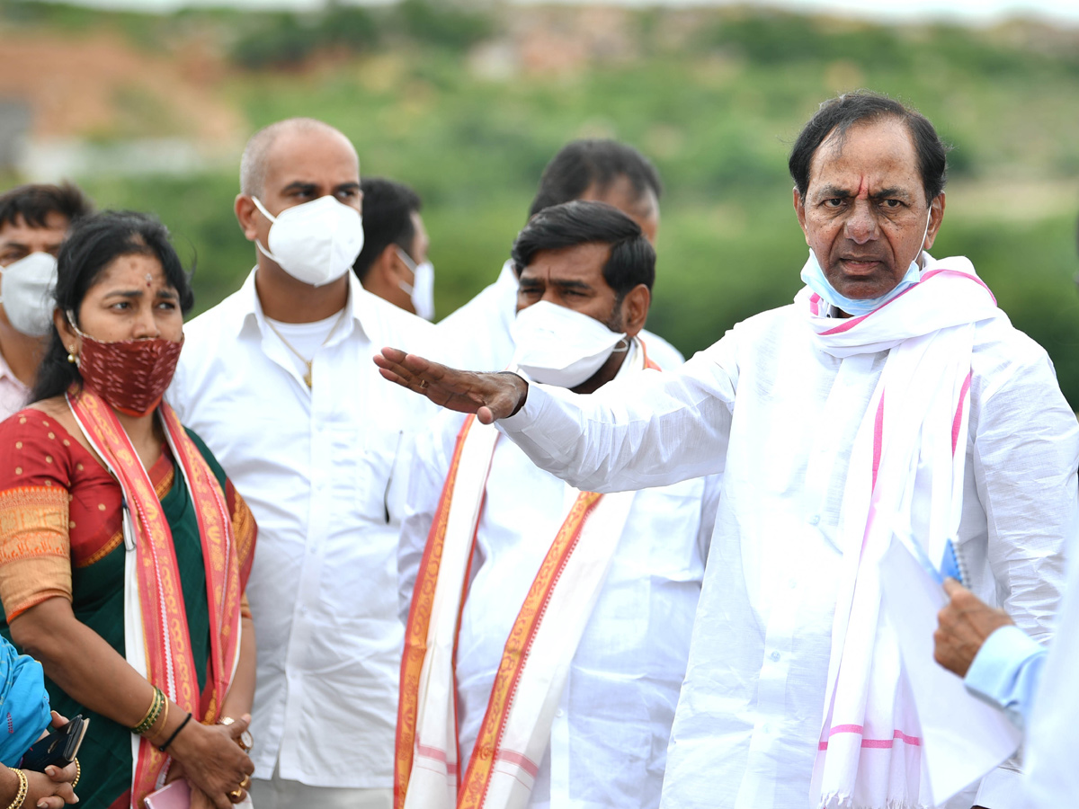 CM KCR visits Laxmi Narasimha swamy temple at Yadagirigutta - Sakshi5