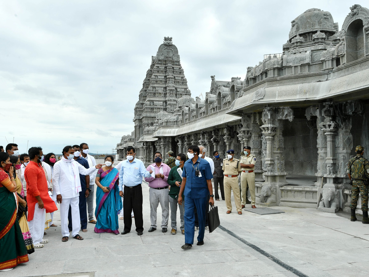 CM KCR visits Laxmi Narasimha swamy temple at Yadagirigutta - Sakshi48