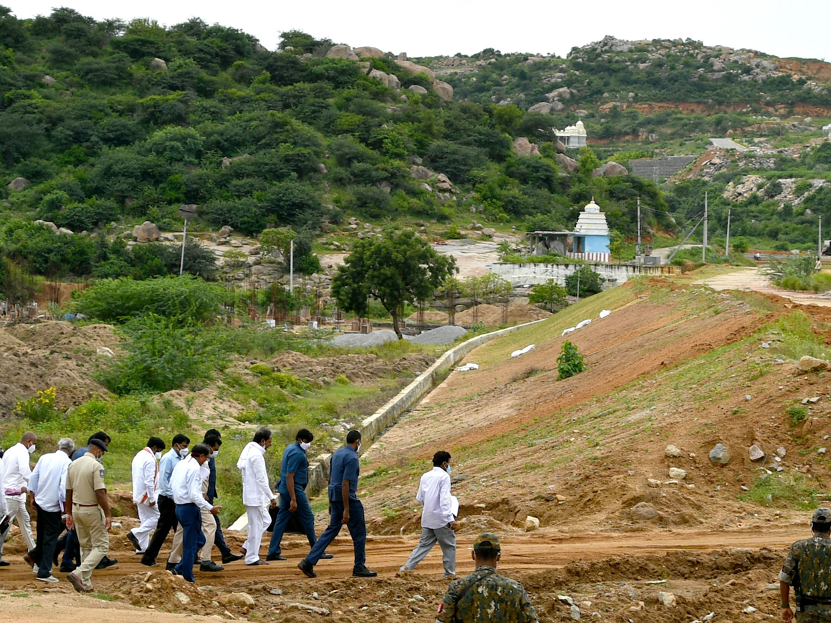 CM KCR visits Laxmi Narasimha swamy temple at Yadagirigutta - Sakshi49