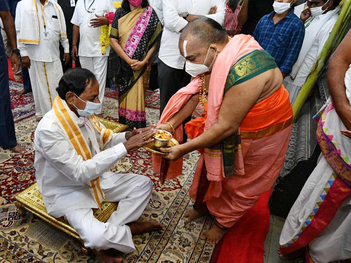 CM KCR visits Laxmi Narasimha swamy temple at Yadagirigutta - Sakshi50