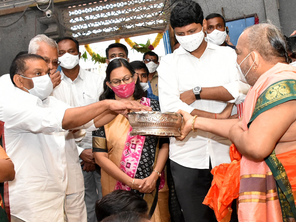 CM KCR visits Laxmi Narasimha swamy temple at Yadagirigutta - Sakshi51