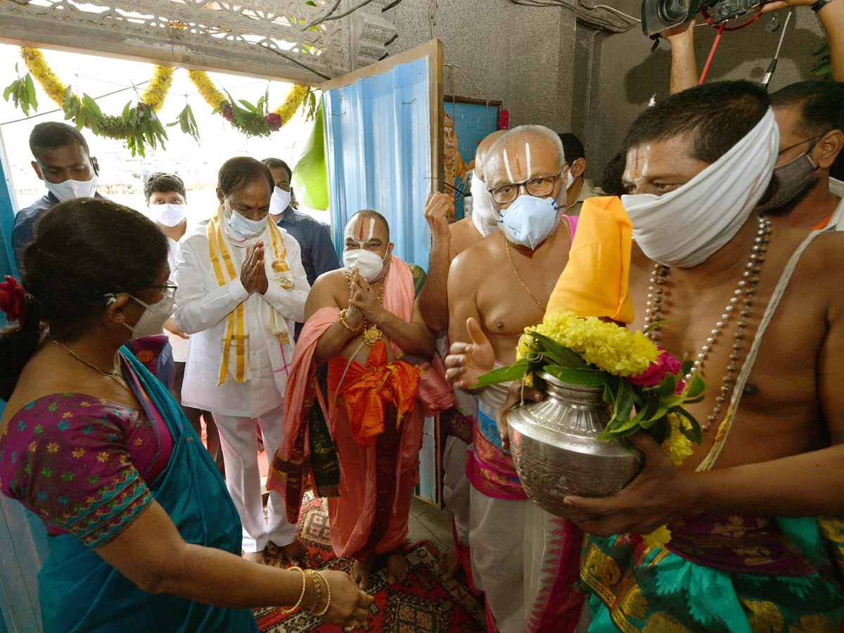 CM KCR visits Laxmi Narasimha swamy temple at Yadagirigutta - Sakshi52