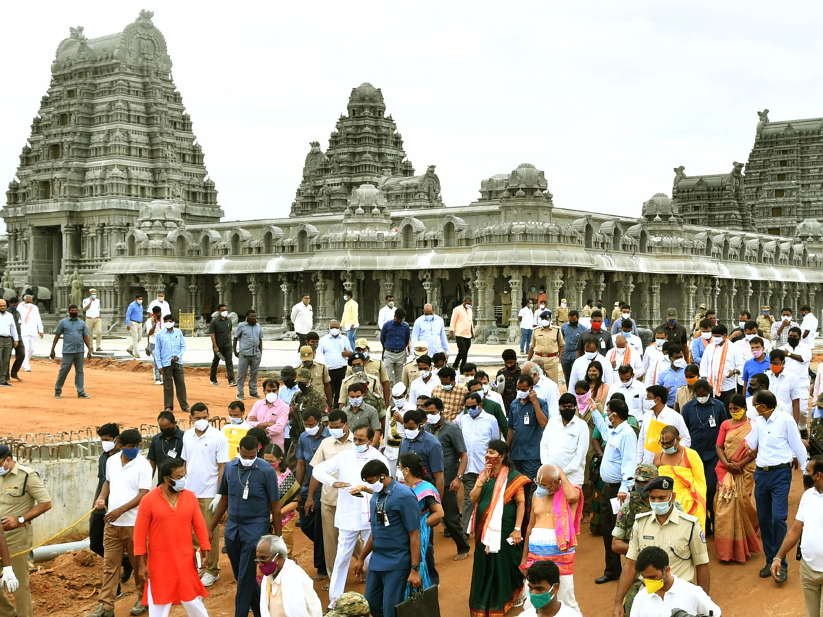 CM KCR visits Laxmi Narasimha swamy temple at Yadagirigutta - Sakshi54