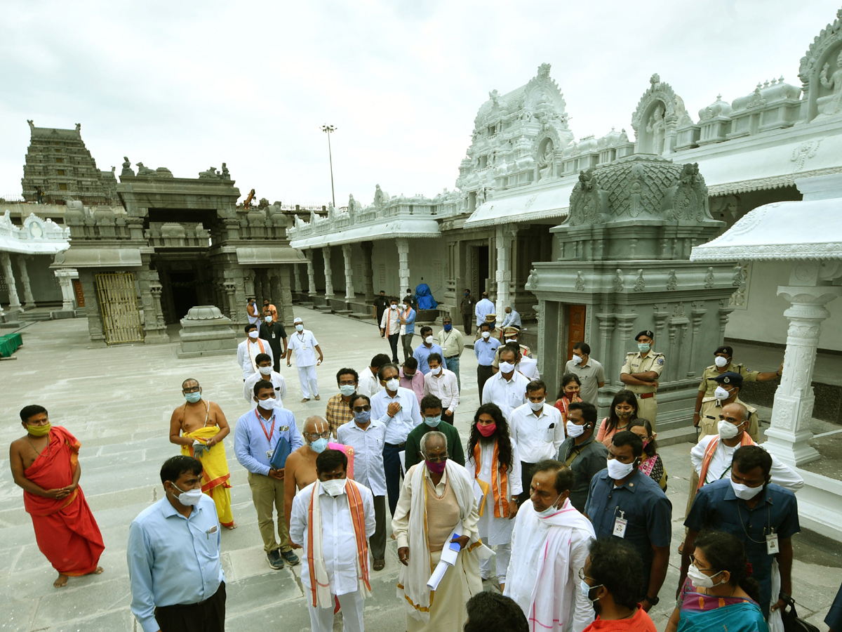 CM KCR visits Laxmi Narasimha swamy temple at Yadagirigutta - Sakshi55