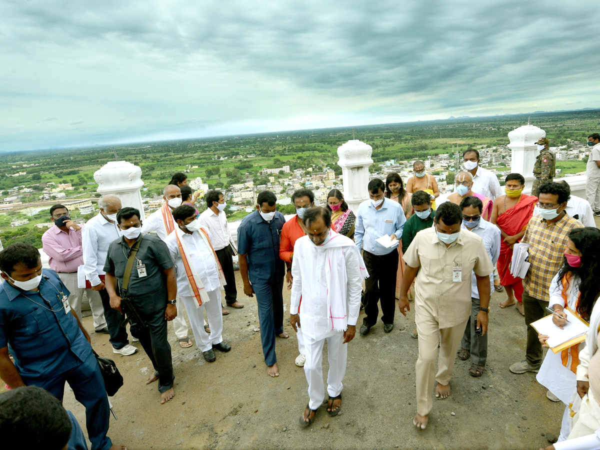 CM KCR visits Laxmi Narasimha swamy temple at Yadagirigutta - Sakshi56