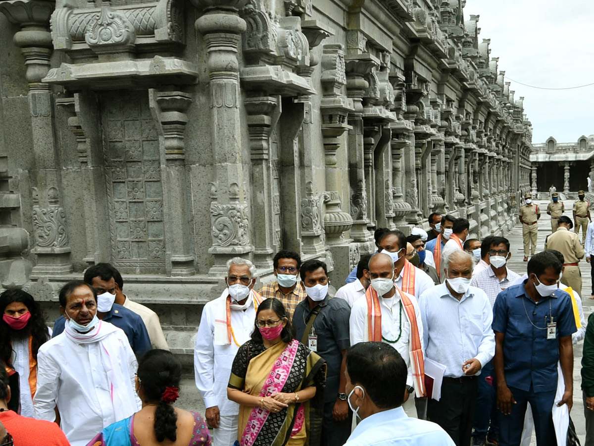 CM KCR visits Laxmi Narasimha swamy temple at Yadagirigutta - Sakshi6