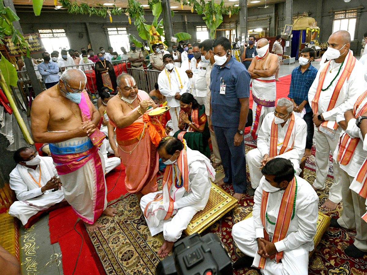 CM KCR visits Laxmi Narasimha swamy temple at Yadagirigutta - Sakshi57