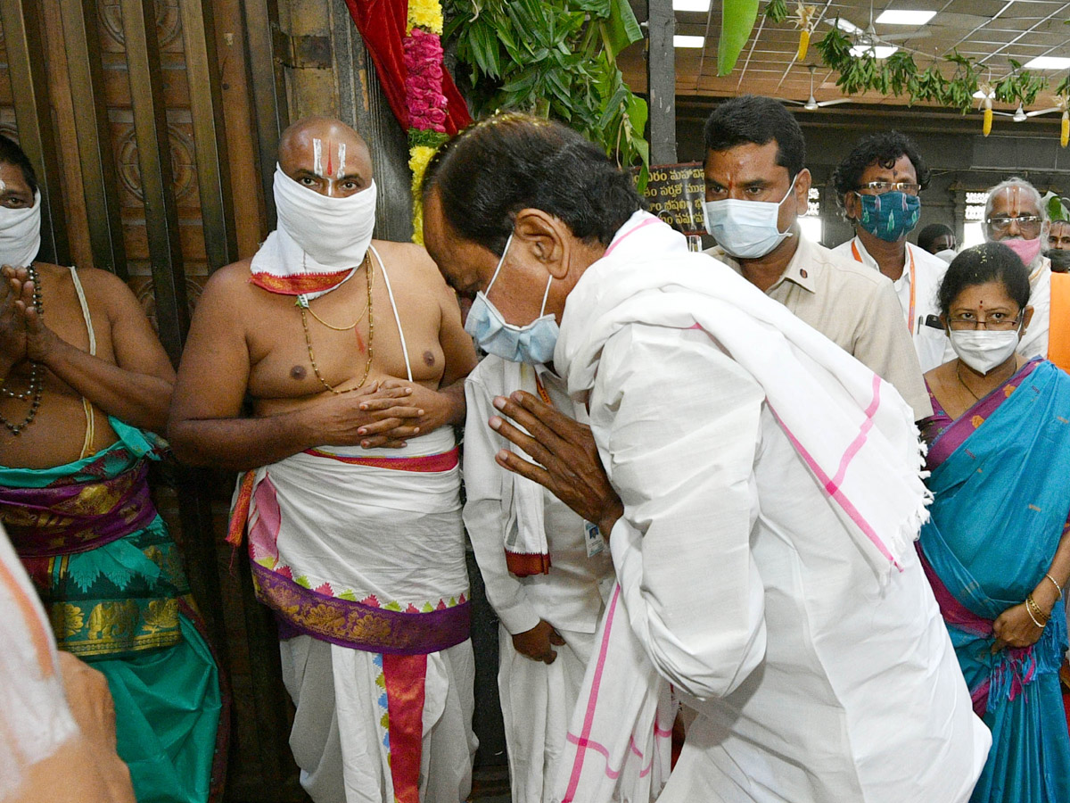 CM KCR visits Laxmi Narasimha swamy temple at Yadagirigutta - Sakshi58